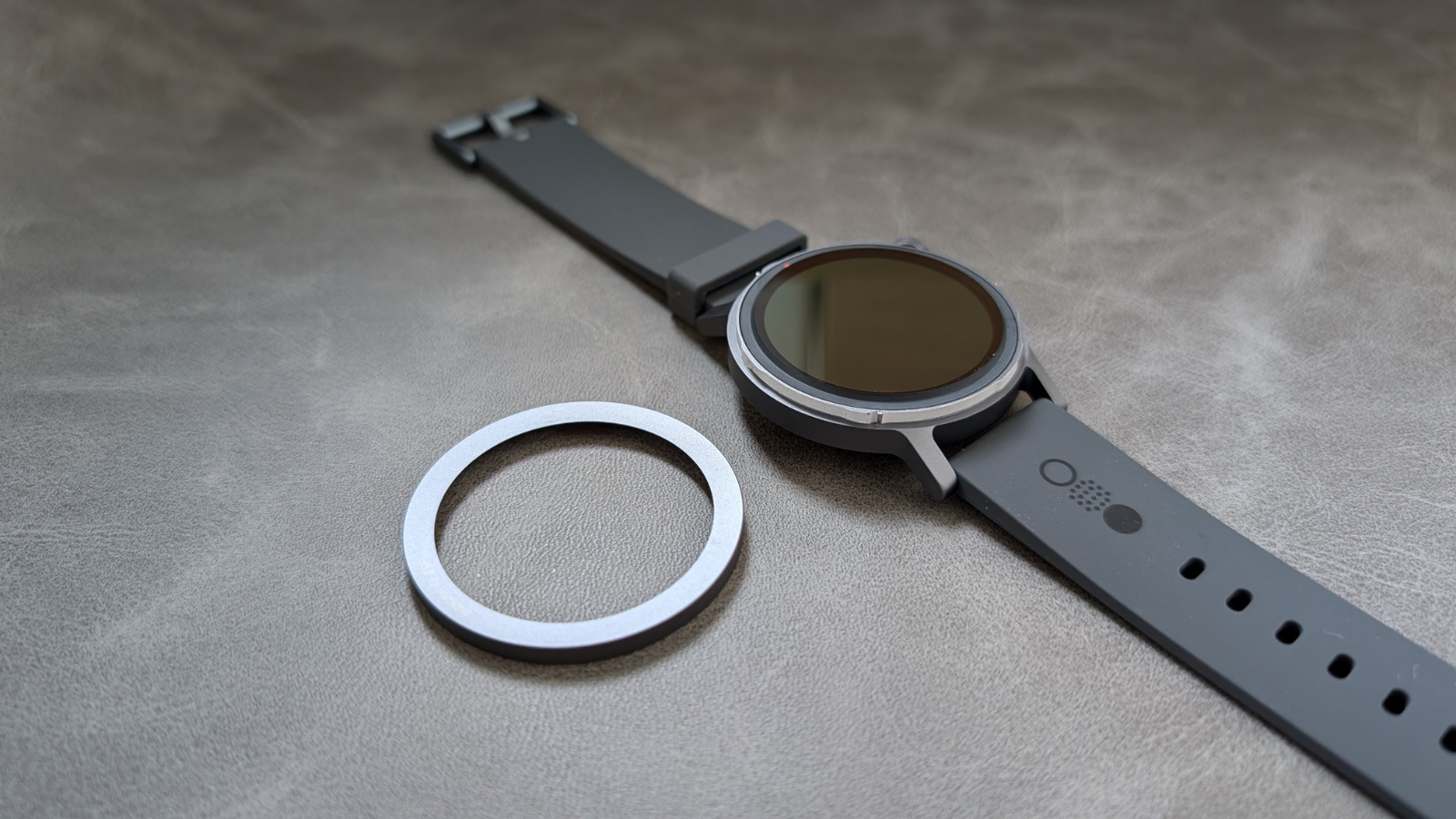 ベゼルは簡単に取り外すことができます（勝手に外れることはありません）