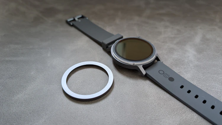 ベゼルは簡単に取り外すことができます(勝手に外れることはありません)