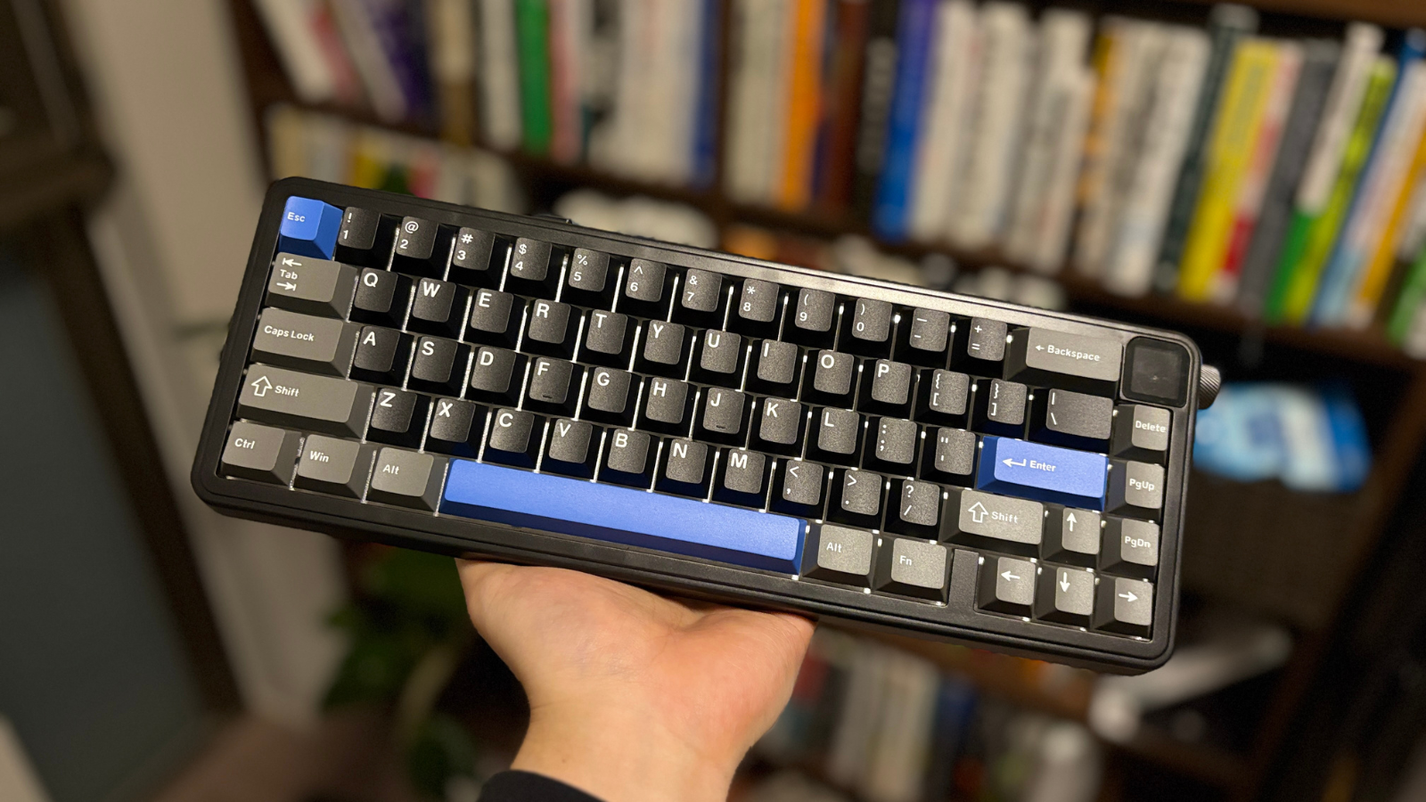 持ってみると本体も軽くてコンパクト！