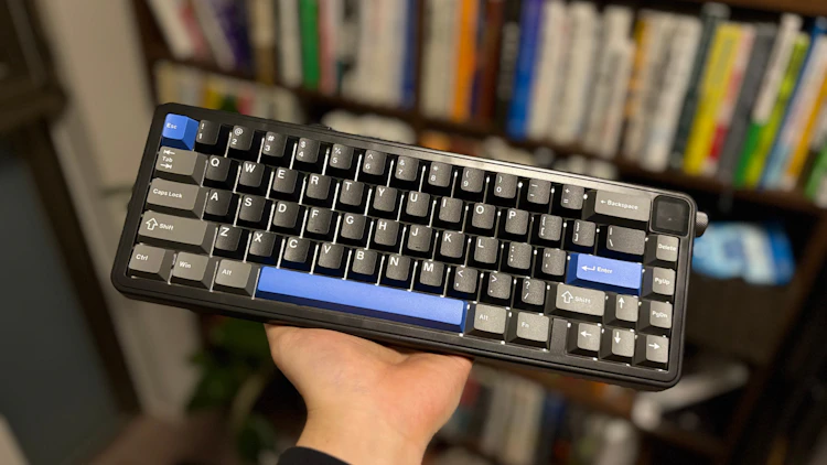 持ってみると本体も軽くてコンパクト!