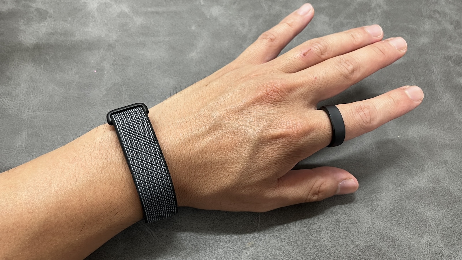 Fitbit Airとスマートリングの装着イメージ