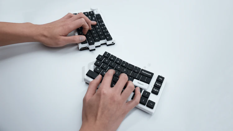 パソコン作業が原因で起きる肩こりを、分離型キーボードで解決する! のサムネイル