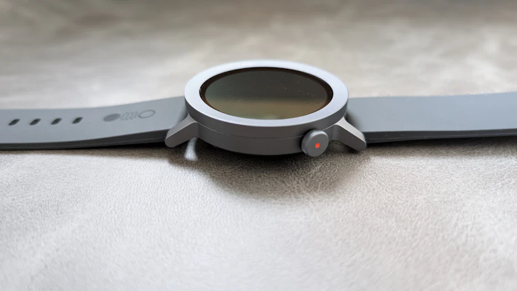 側面(リュウズが斜め上についているので手首に干渉しない)