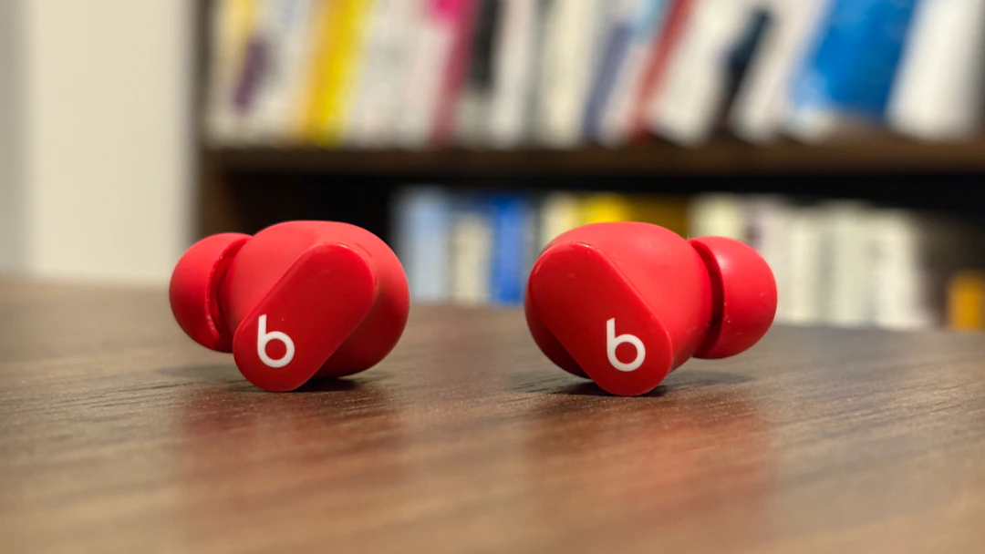 Beats Studio Buds 側面