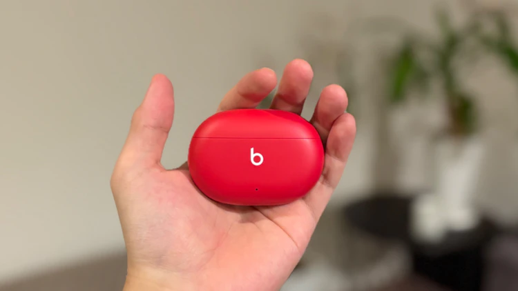 Beats Studio Buds 前面