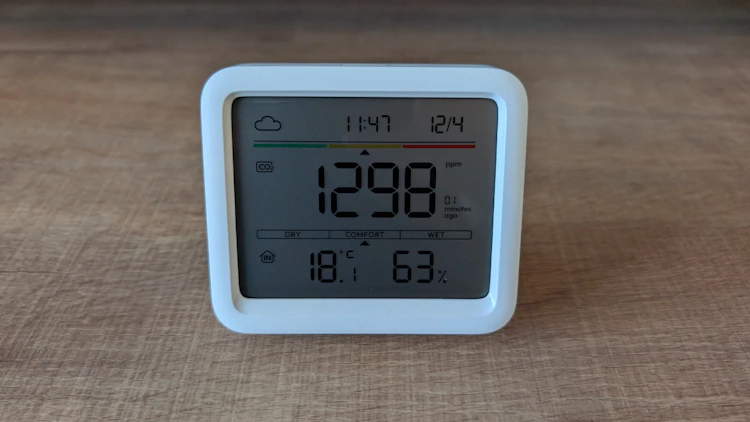 正面(CO2濃度が緑・黄・赤で判別できます)