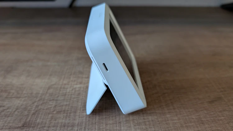 側面(小さい穴がCO2センサーの部分です)