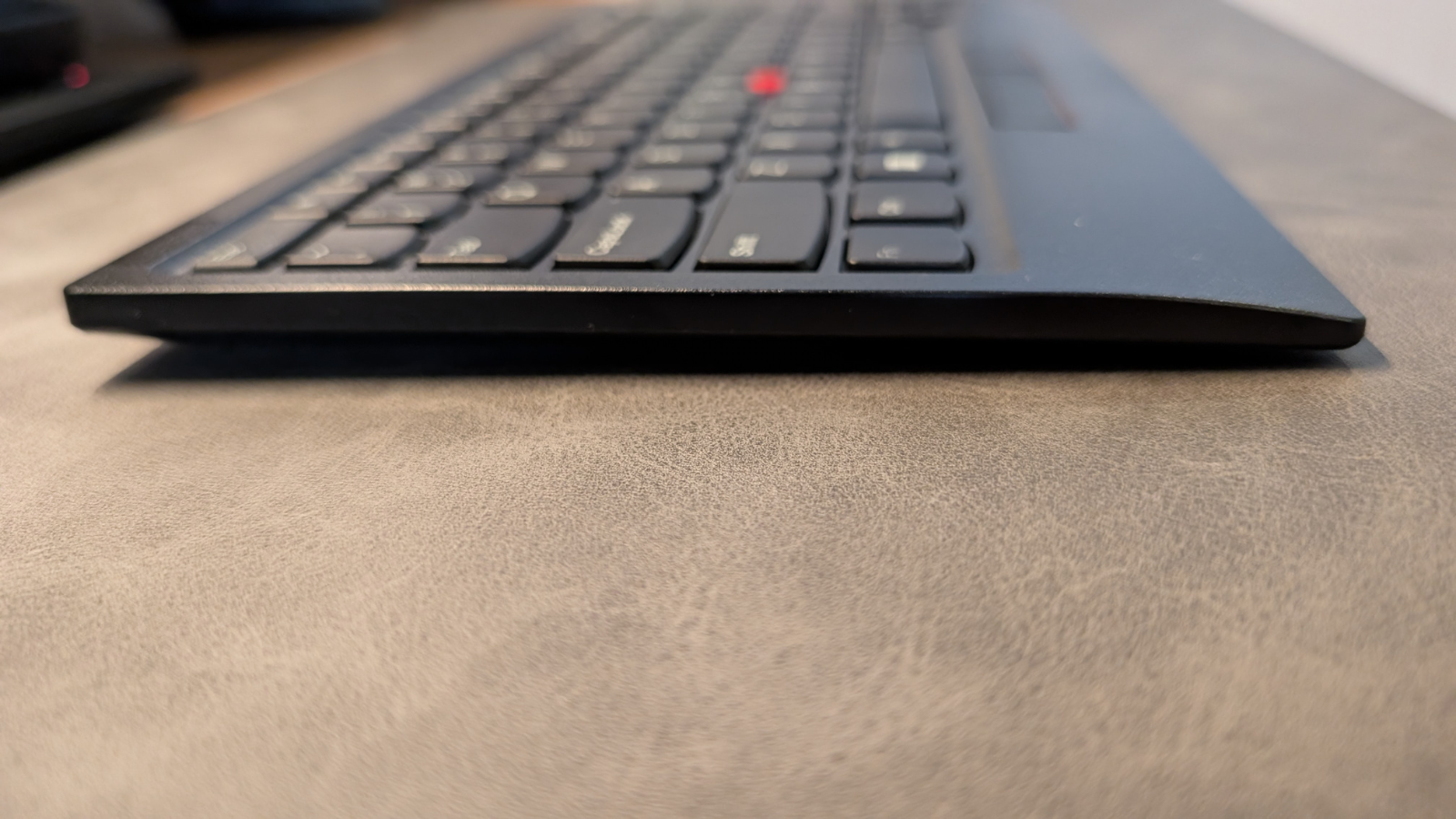 側面（すごく薄いのでバッグに入れやすい）