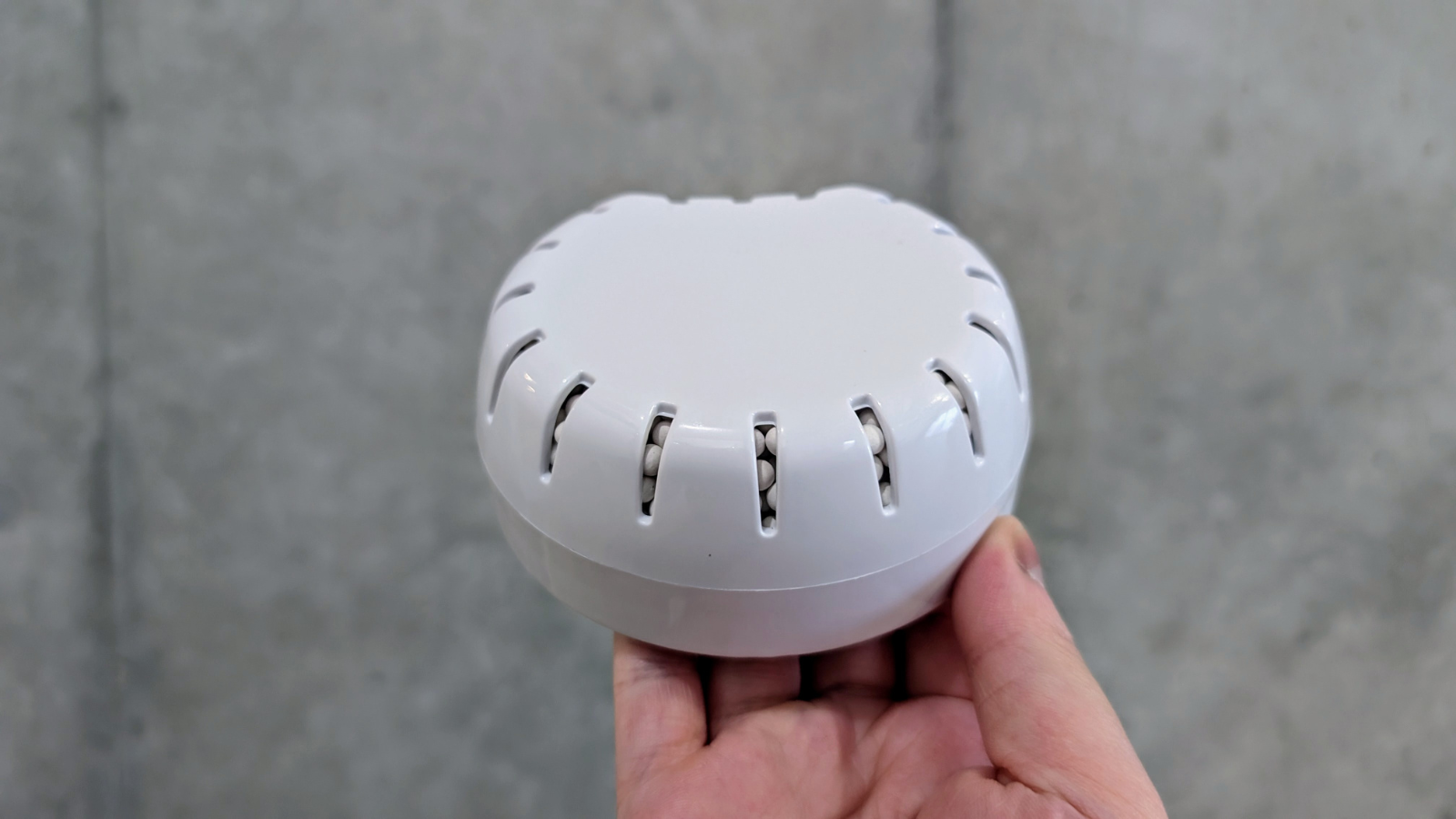 活性炭とセラミックの粒がぎっしり詰まっているフィルター