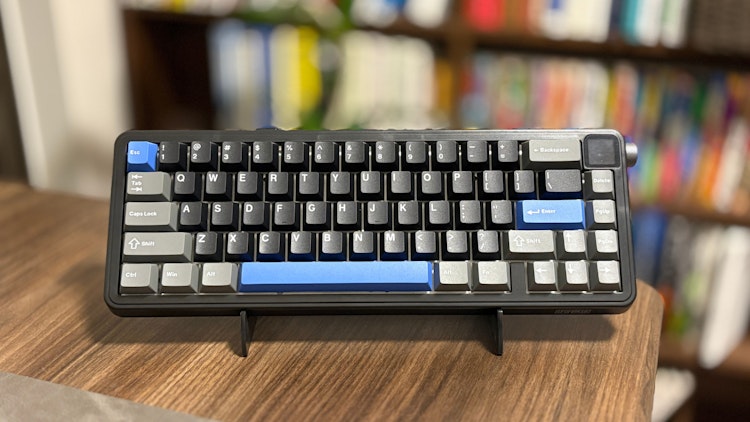 正面(右上に0.85インチの小型ディスプレイが搭載)