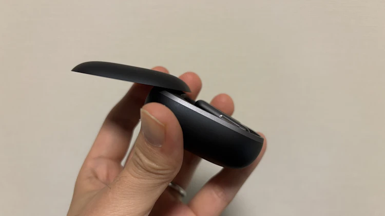 Soundcore Liberty 5 ケース開いた状態(側面)