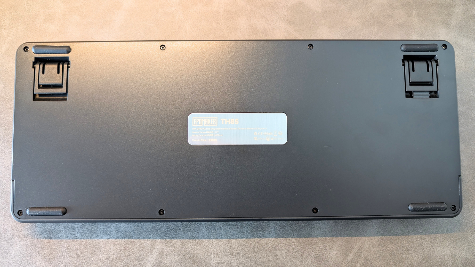 底部（高さ調整が2段階できる足も格納されています）