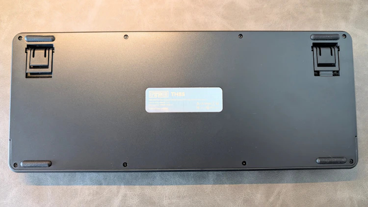 底部(高さ調整が2段階できる足も格納されています)