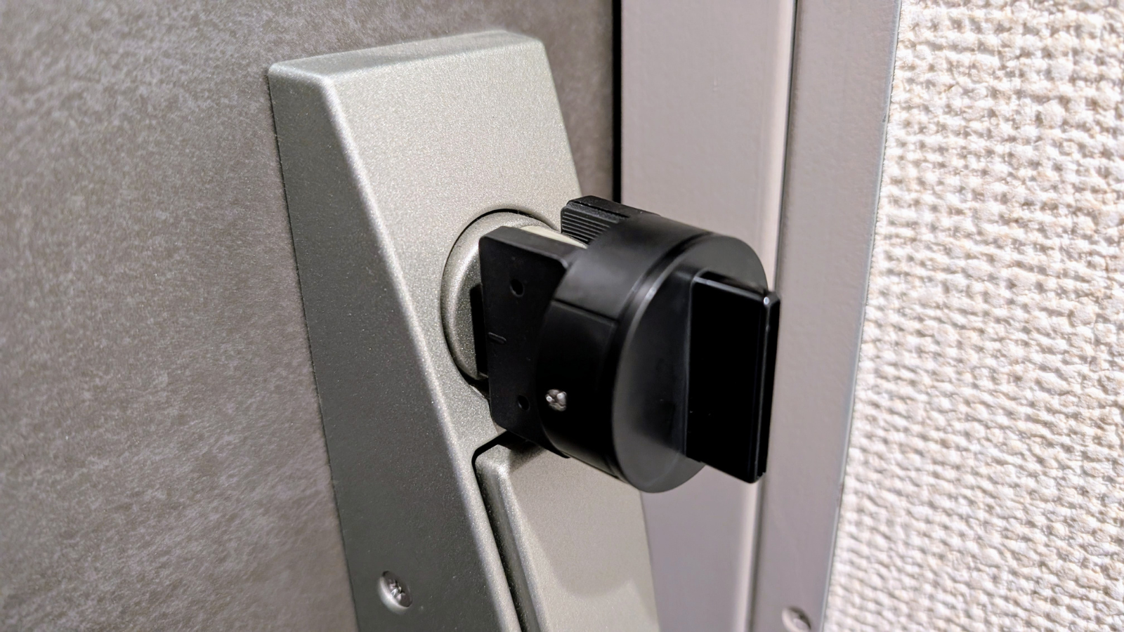 本体を取り付ける前に固定補強パーツを装着