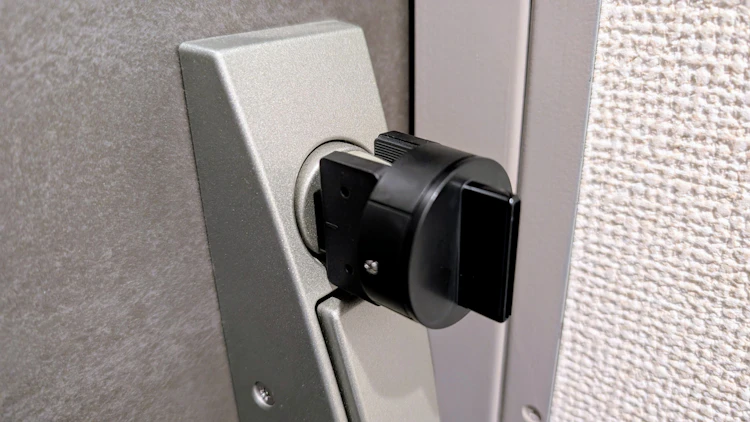 本体を取り付ける前に固定補強パーツを装着