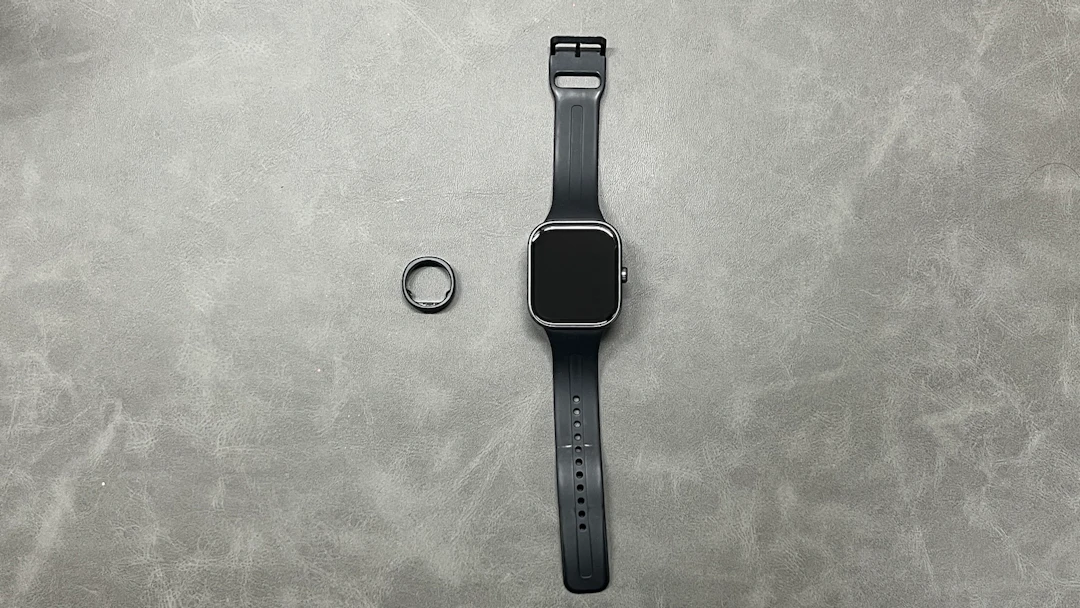 スマートリングとスマートウォッチのサイズ比較