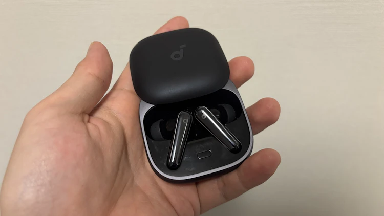 Soundcore Liberty 5 ケース開いた状態