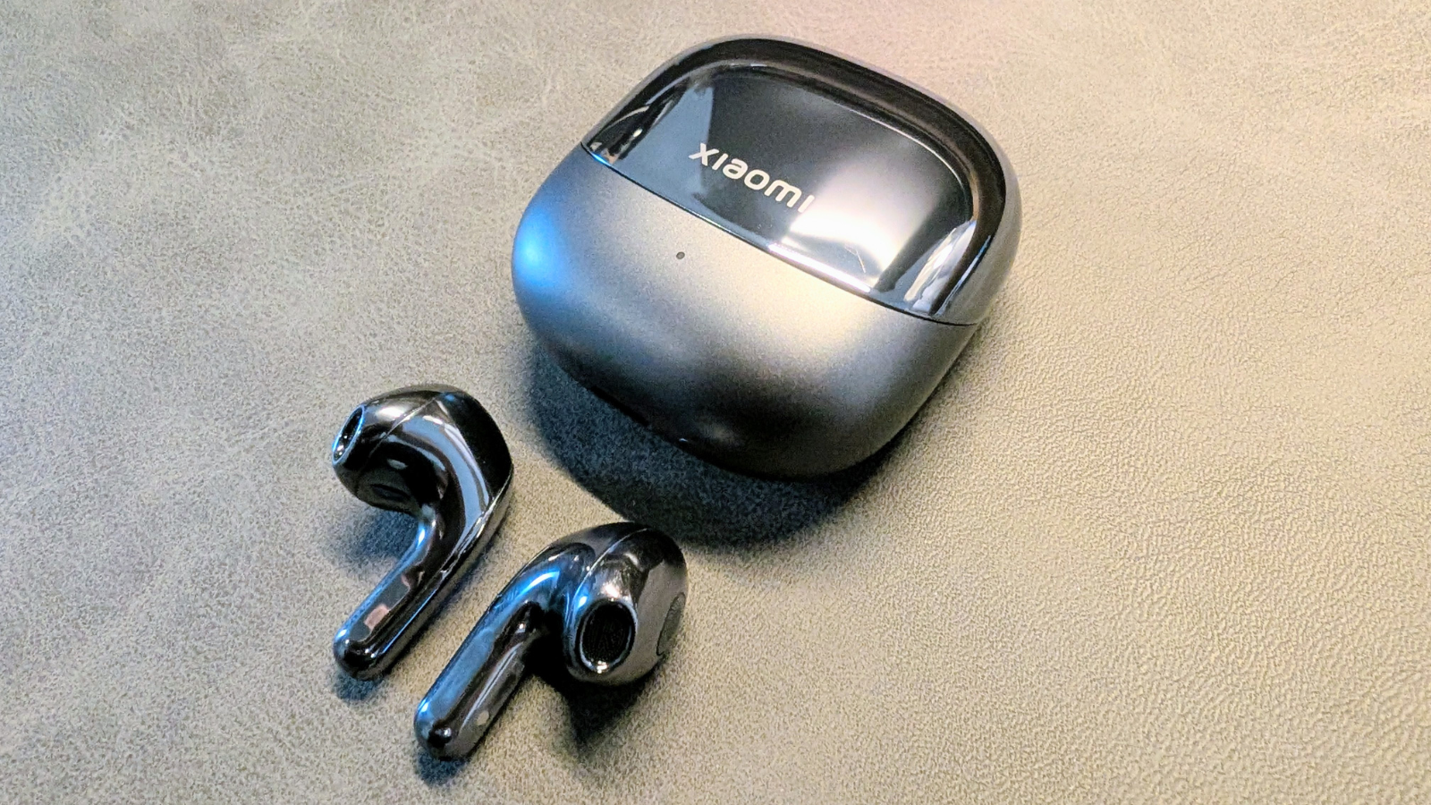 イヤホン本体とケース