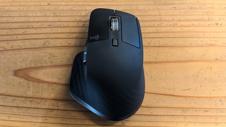 表面(7個のボタンと2スクロールが配置されている)