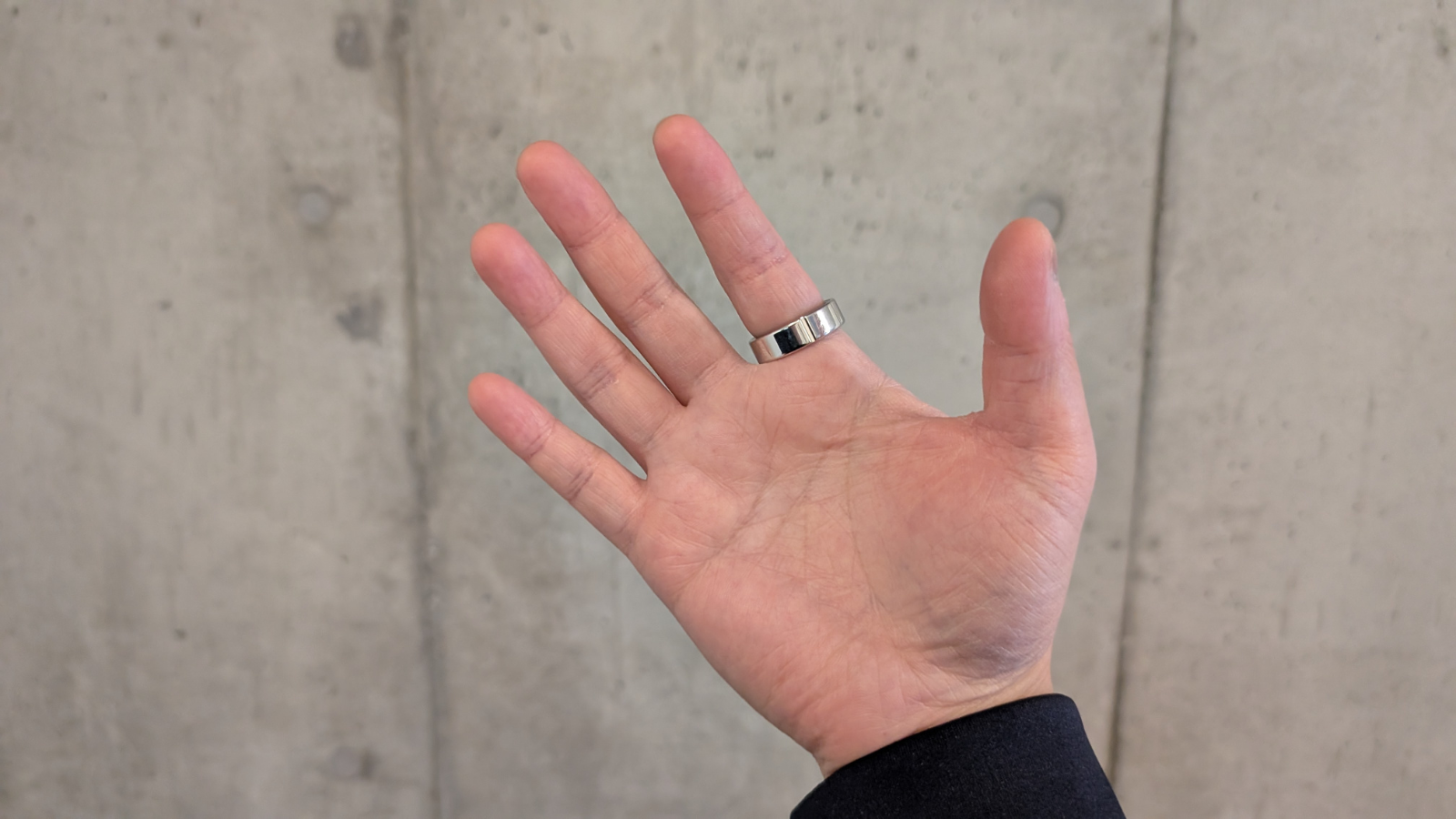 公式曰く、利き手じゃない人差し指に装着させるのが良いらしい