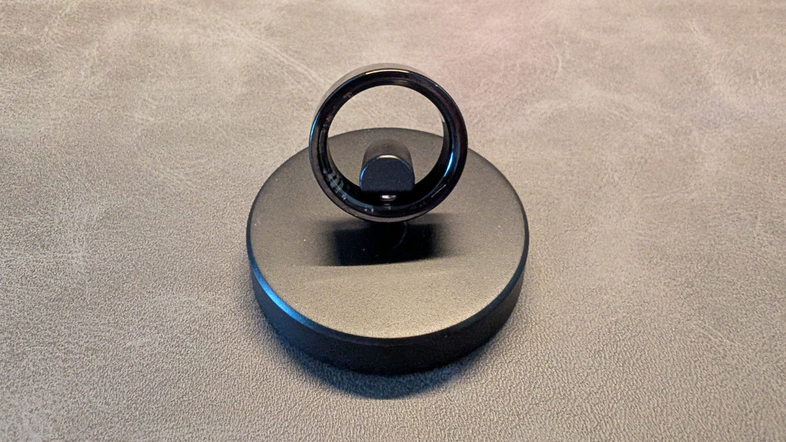 本体に加えて充電スタンドが同梱されています