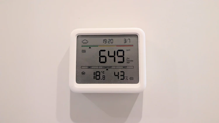 SwitchBot CO2センサー長期愛用レビュー!集中力と睡眠が変わる投資価値 のサムネイル