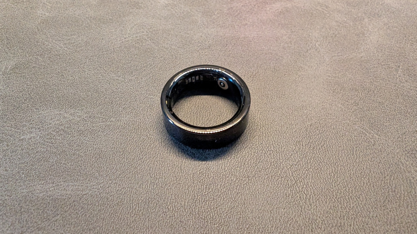 リングの裏側にセンサーと充電用の接点が搭載されています
