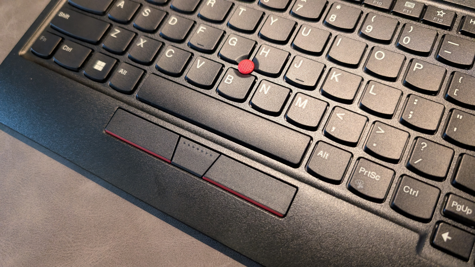 トラックポイント、通称「赤ポッチ」「梅干し」