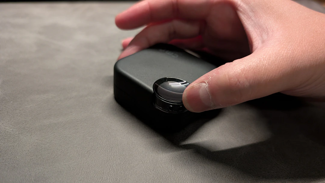 ダイヤルラップ(回すことでストラップ穴を表出させることができます)