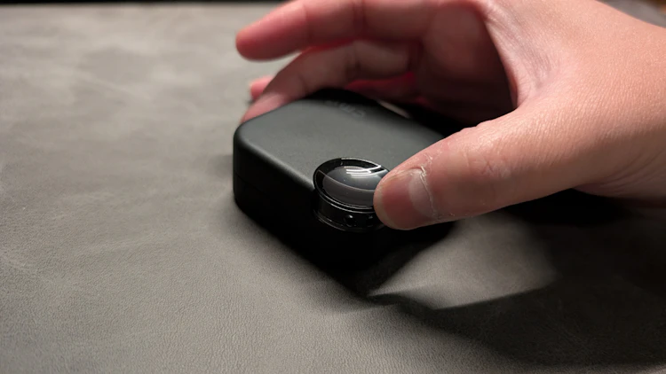 ダイヤルラップ(回すことでストラップ穴を表出させることができます)