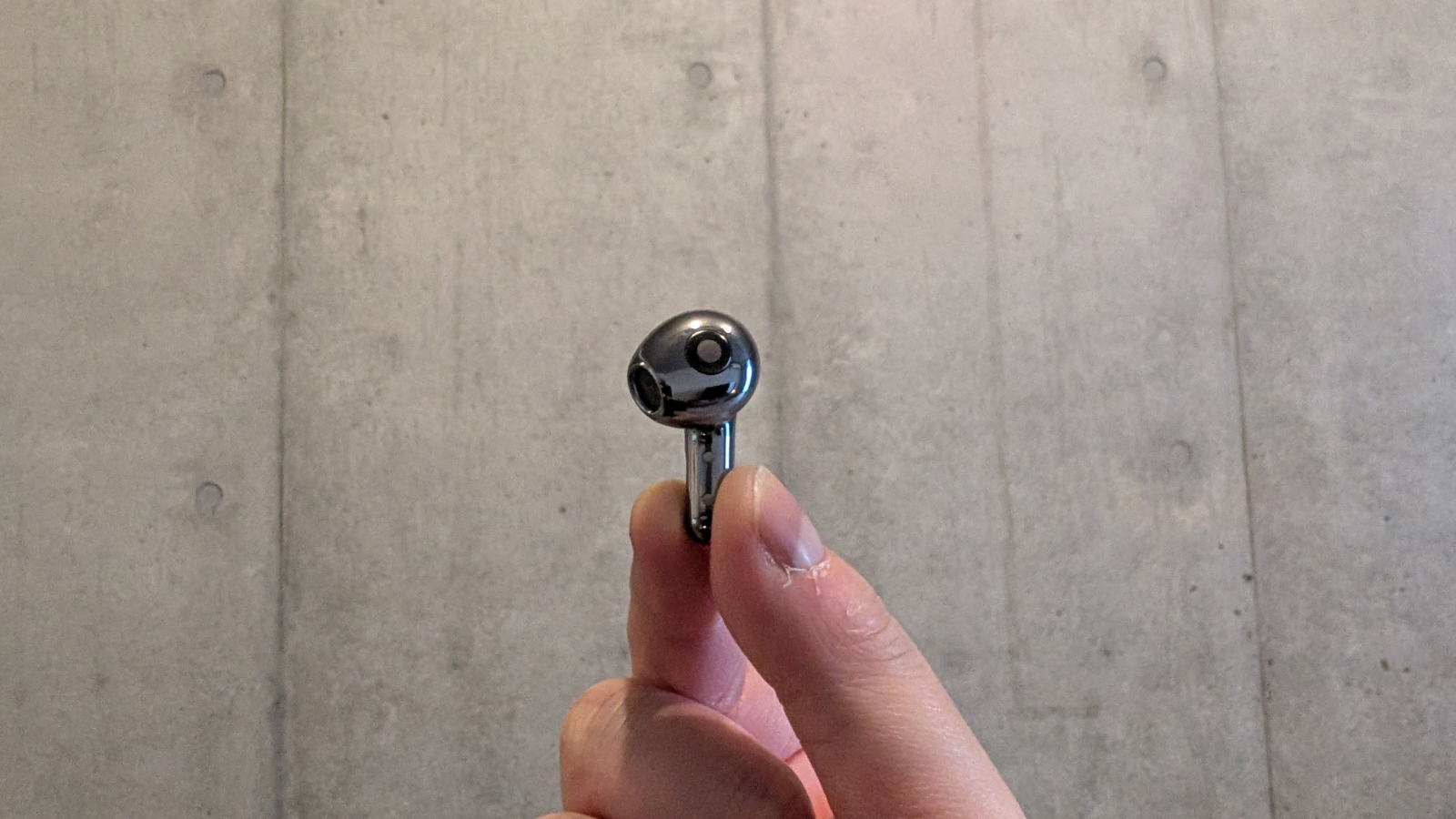 人差しの位置にボタンが搭載されている