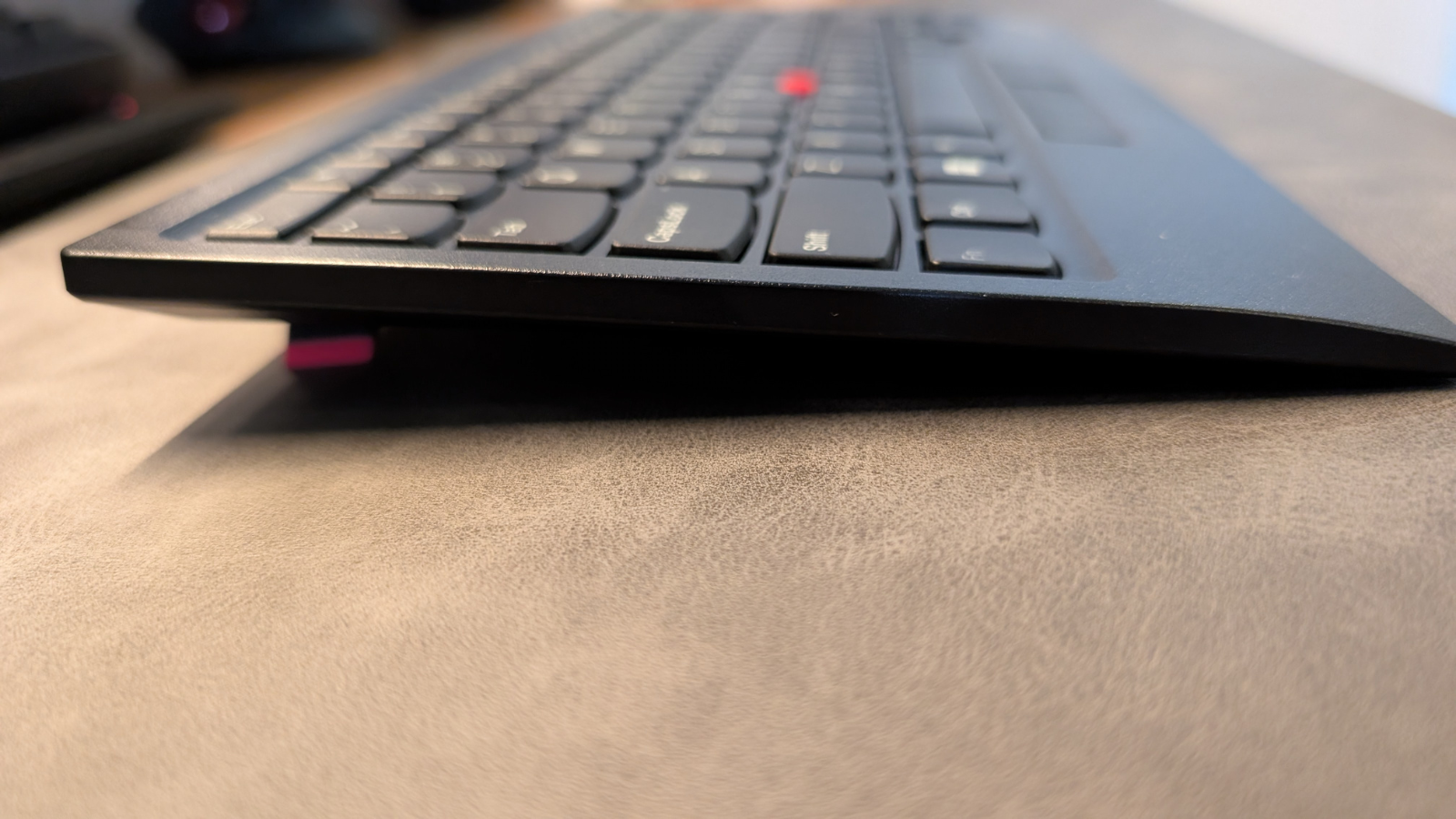 薄型なのにちゃんとスタンド付いてます