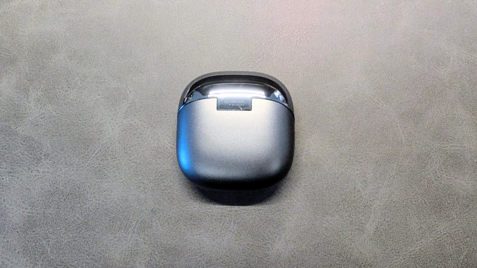 ケース裏面（ヒンジ部分も段差がなくビルドクオリティ高め）