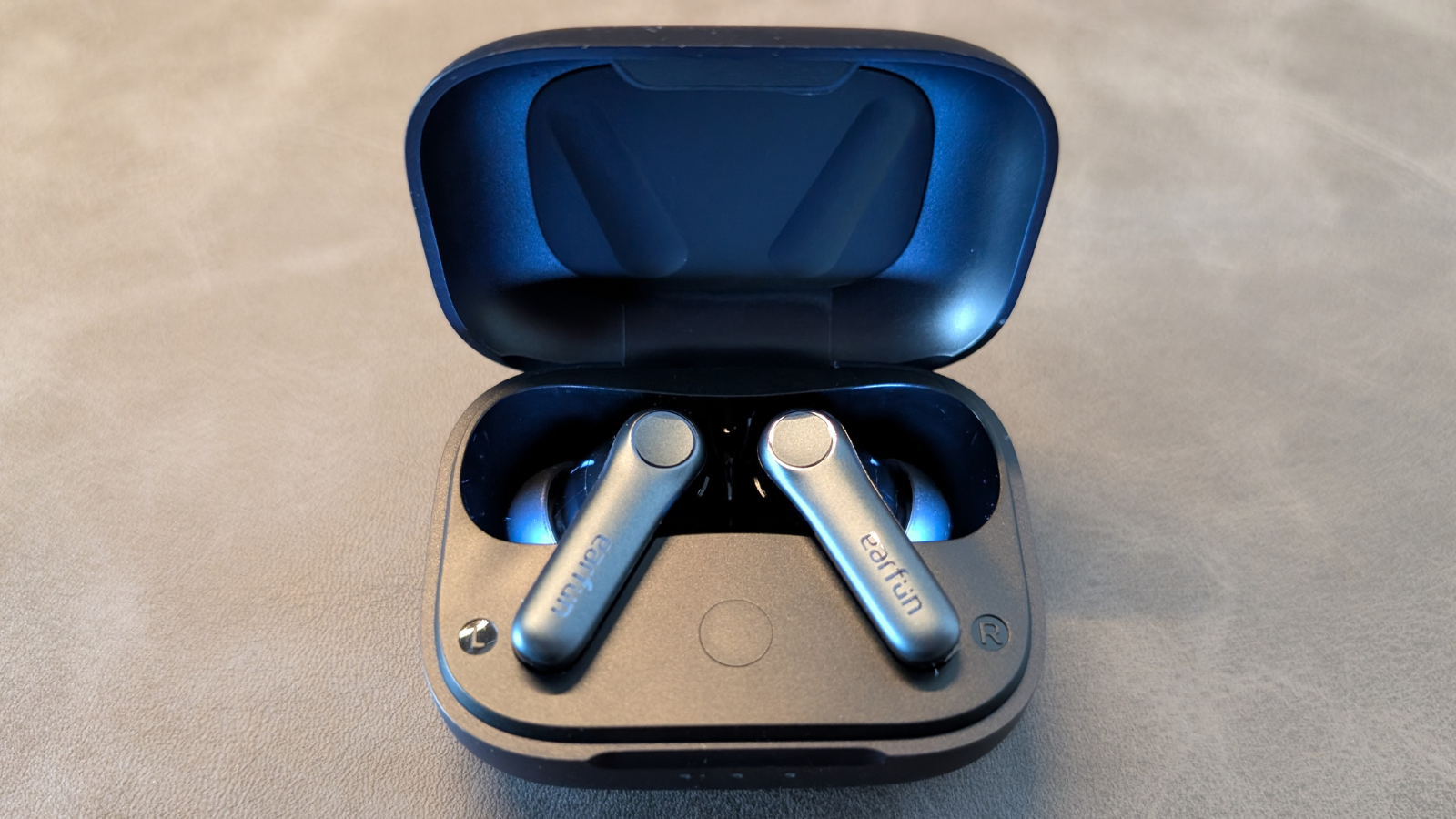 ケースとイヤホン（開くとライトアップされます）