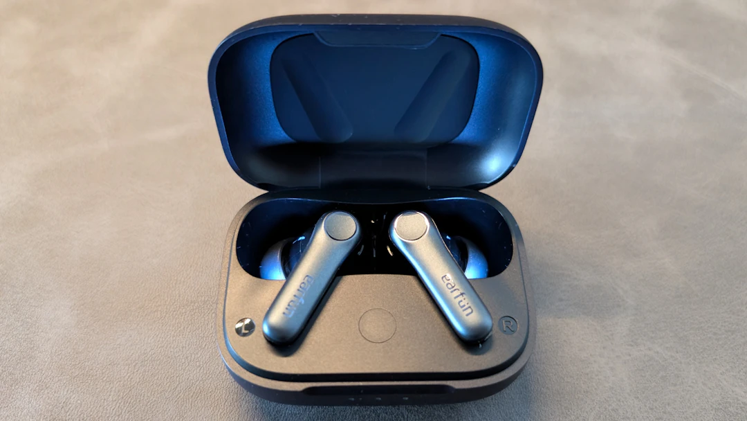 ケースとイヤホン(開くとライトアップされます)