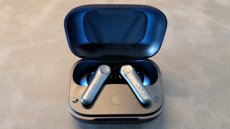 ケースとイヤホン(開くとライトアップされます)