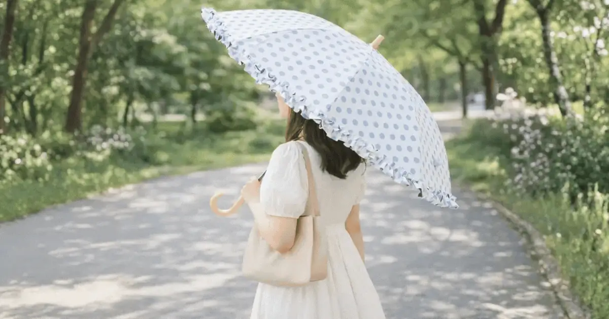 Canvaの「画像から動画を生成」機能で、日傘を持つ女性の静止画から生成された5秒間の動画。