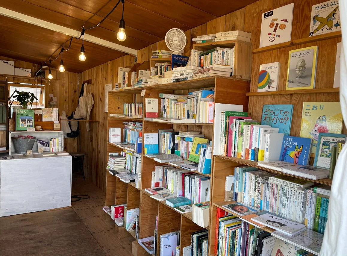 休日だけオープンの書店「NAYA BOOKS」