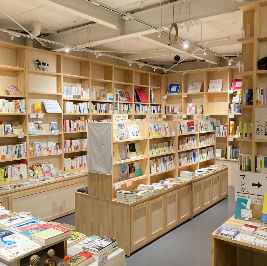 書店と心温まるシェルターの共存「Seesaw Books（シーソーブックス）」