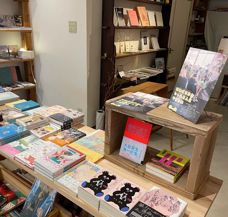 珈琲やお酒も楽しめる書店「本の栞」