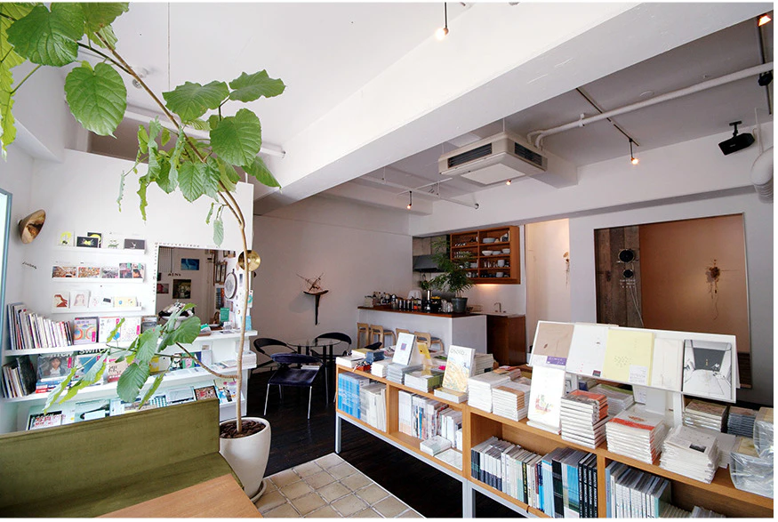 芸術に溢れる「Books Gallery Coffee iTohen(いとへん)」