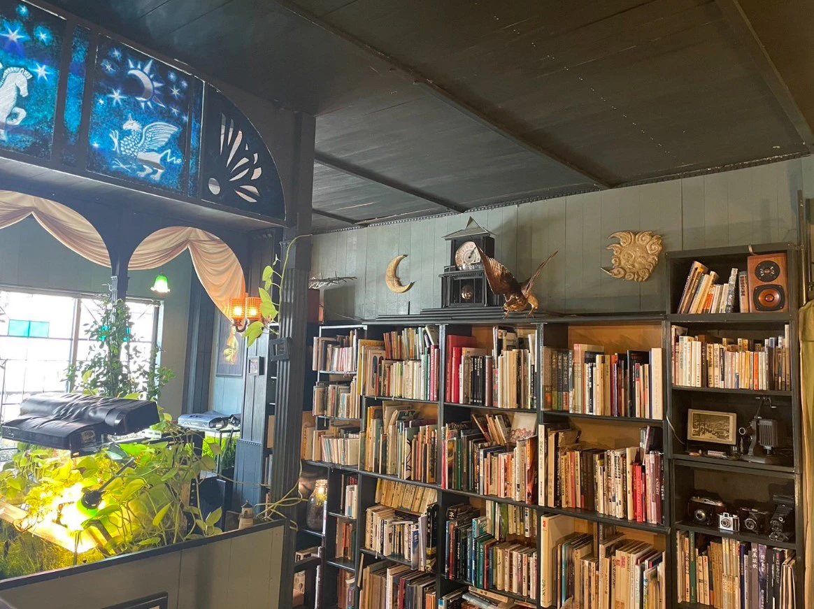 会話禁止！読書のための喫茶室「アール座読書館」