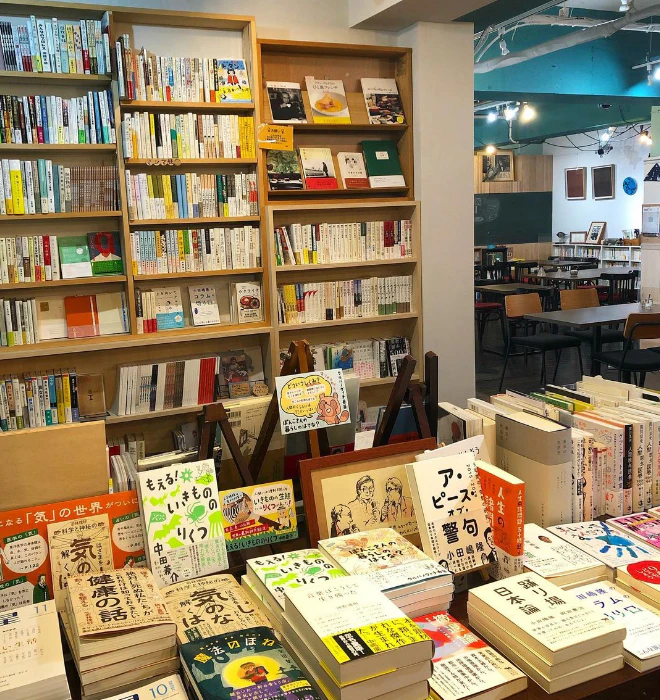 ブックカフェの中に書店が！「隣町珈琲（トナリマチカフェ）」