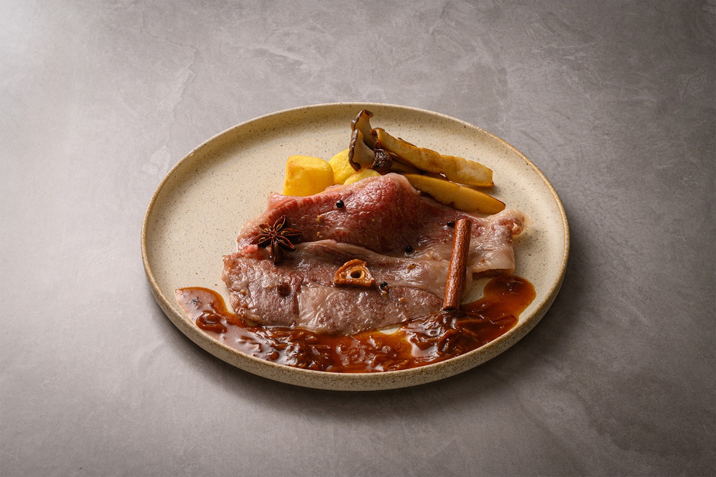 薄切りリブロースのアロゼ リヨネーズソース