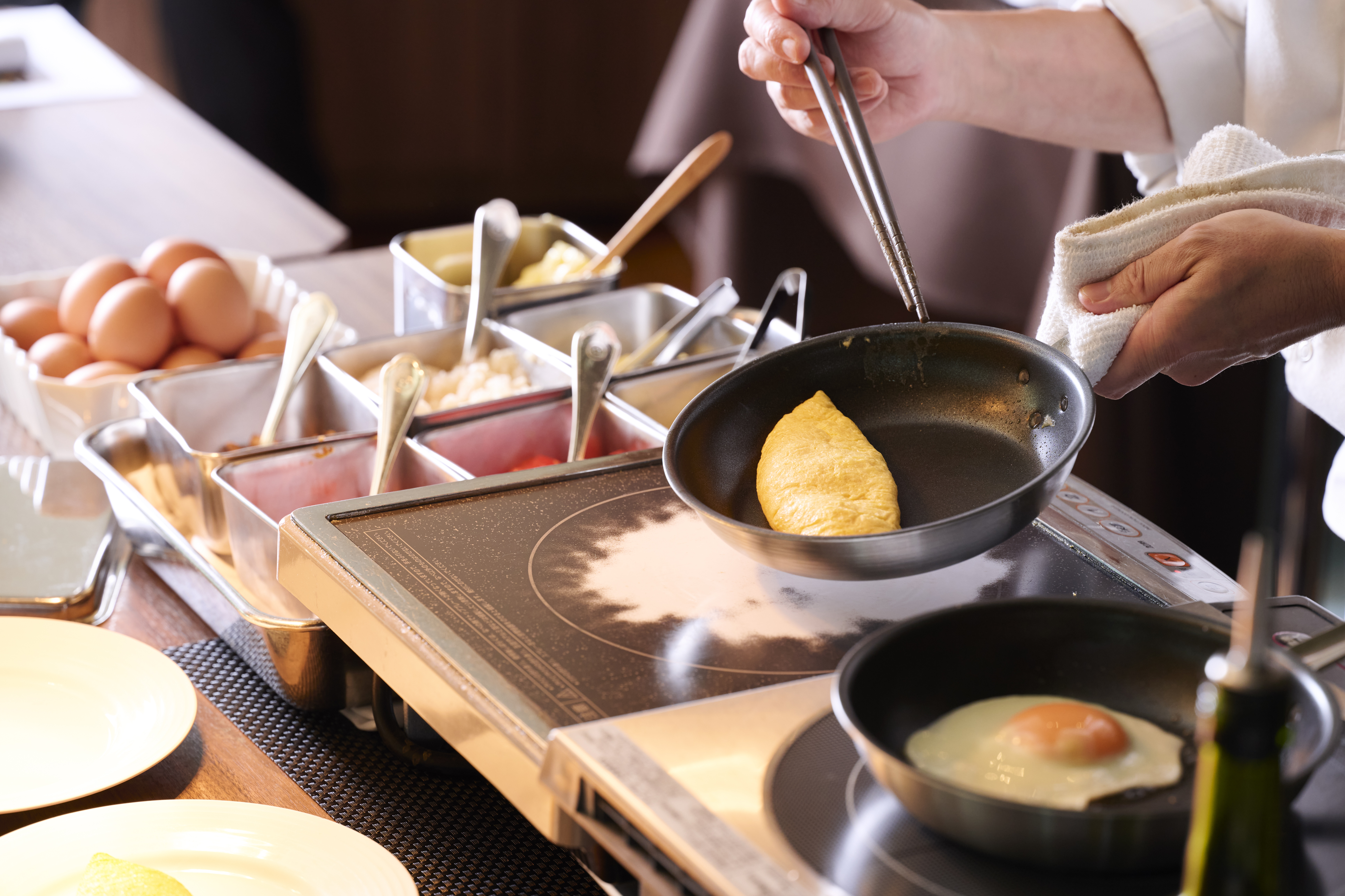 シェフが目の前でお客様のお好みに合わせた卵料理をご提供