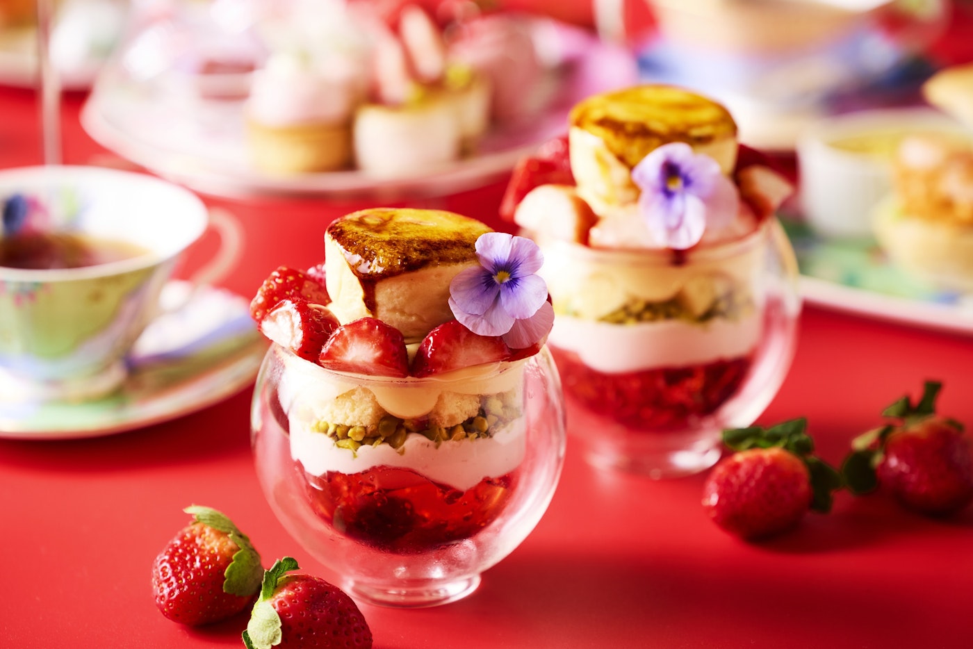 AFTERNOON TEA with “SIROCCO”「ストロベリーシブーストパフェ」(写真は2名様分)