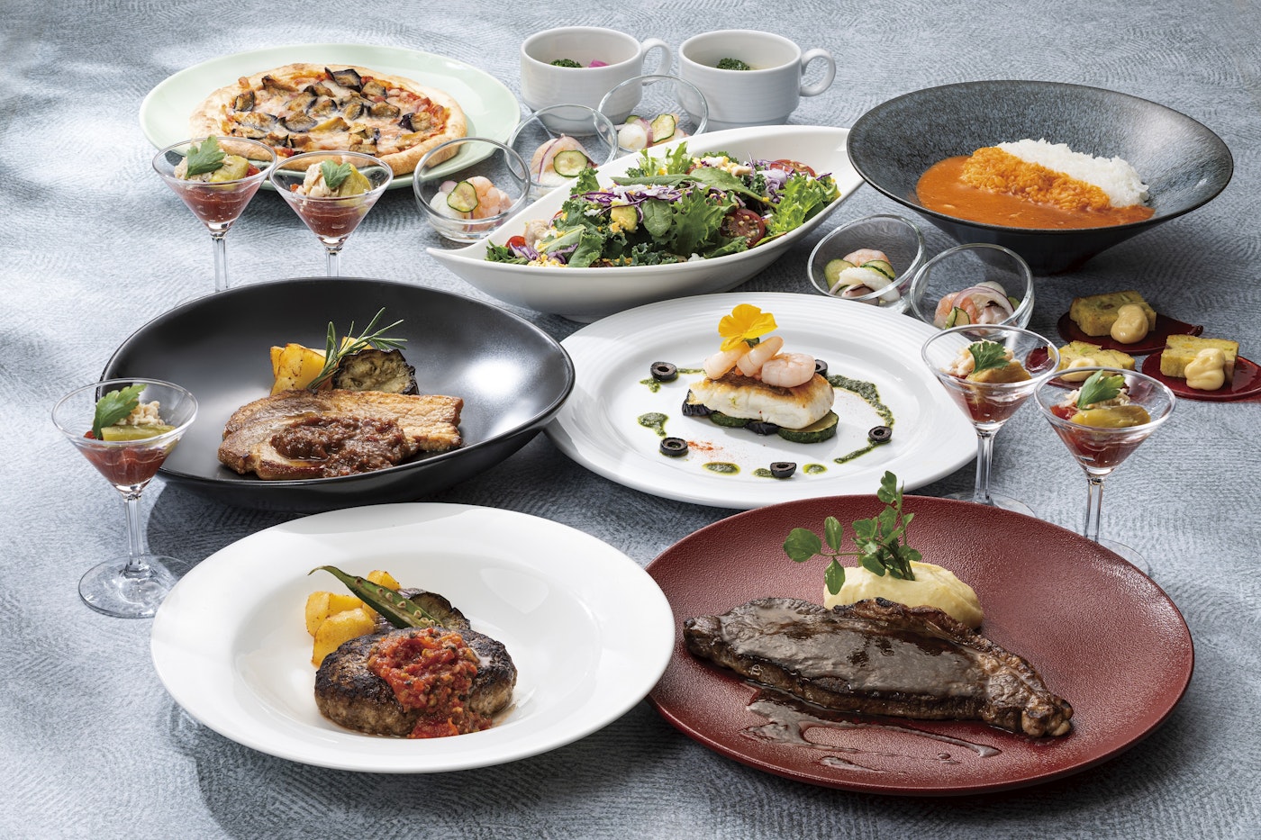 夏の「アイコニックランチブッフェ」選べるメイン料理4種