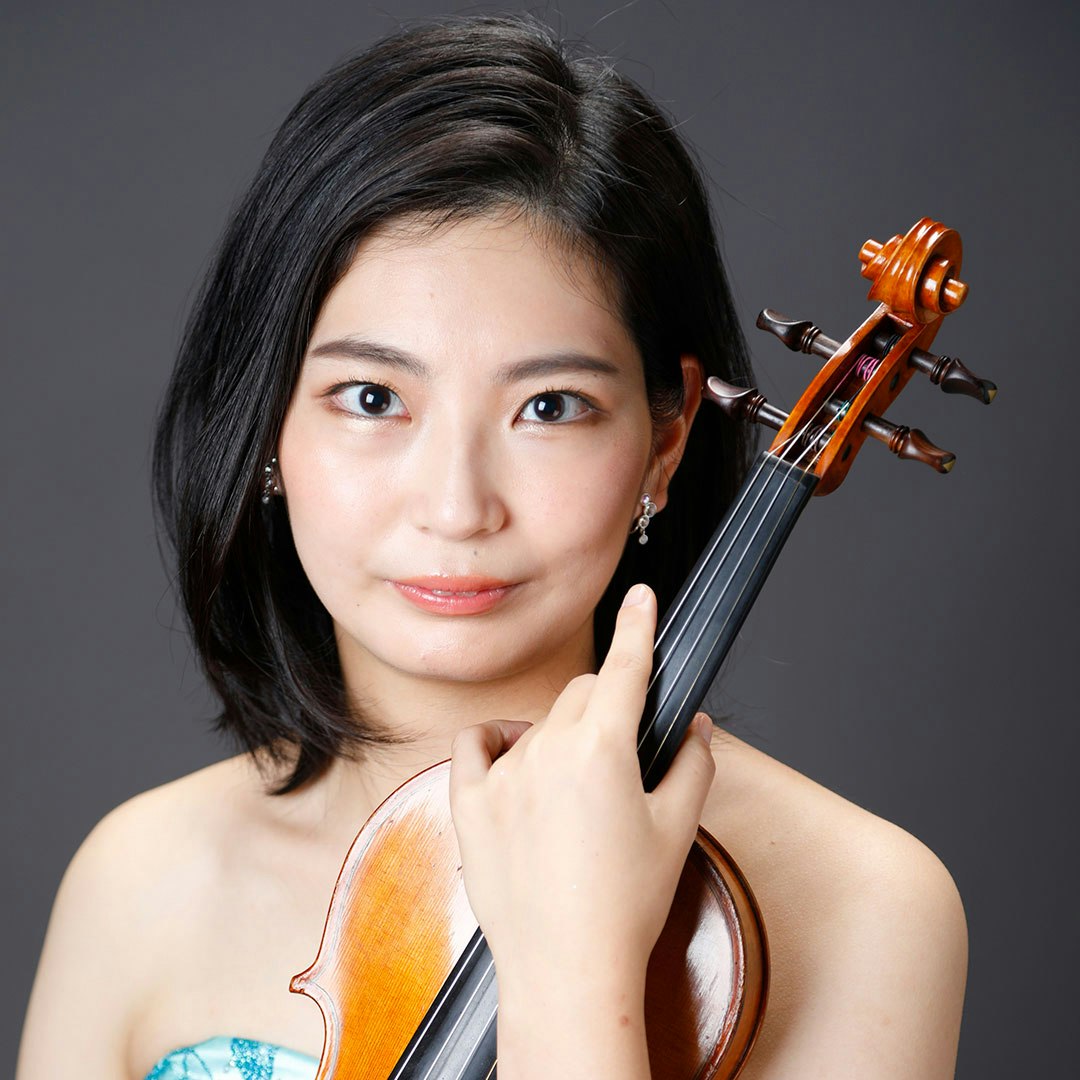 Mao Kawamura (violin) After graduating from the music department of Hyogo Prefectural Nishinomiya High School, she graduated from Kyoto City University of Arts. She was selected for the Osaka competition of the high school division of the 66th All-Japan Student Music Competition. She received an Encouragement Award at the 16th Japan Performers Competition. She completed M. Frischenschlager's master class at the Salzburg Mozarteum University Summer Academy and obtained a diploma. She has also participated in numerous seminars both in Japan and abroad. She is currently actively performing solo, chamber music, and orchestral music, mainly in the Kansai region. She is a member of the Nishinomiya Music Association.