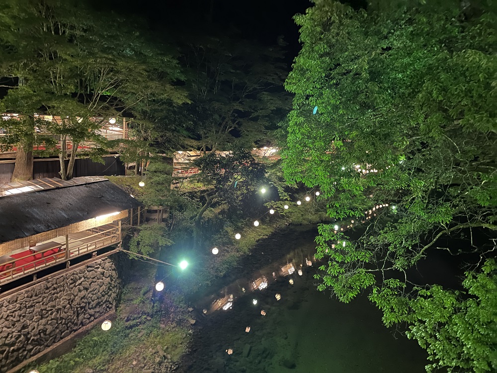 Enjoy a meal at a riverside restaurant, a summer tradition in Kyoto ...