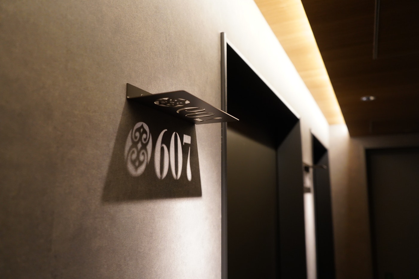 ToyToy氏がデザインした客室サイン